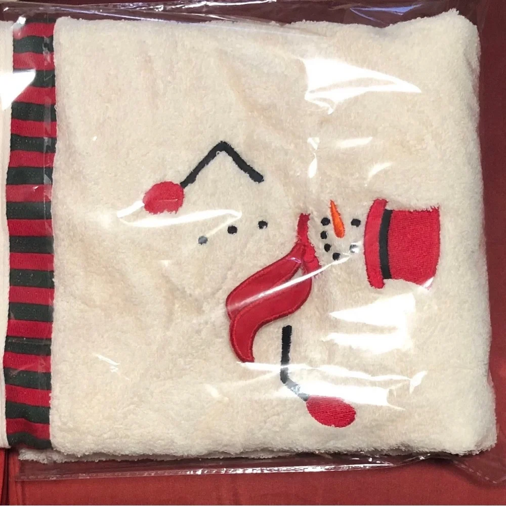 Santens MACY’S HOME “INVISIBLE SNOWMAN”  Red/Green cotton Bath Towel
